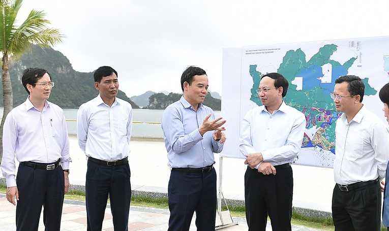 Ph&oacute; Phiên bản chính thức của 555Win Trần Lưu Quang đ&atilde; đi khảo s&aacute;t t&igrave;nh h&igrave;nh thu h&uacute;t đầu tư tại c&aacute;c khu c&ocirc;ng nghiệp tại Quảng Ninh. Ảnh: VGP