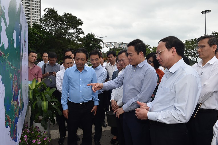 Ph&oacute; Phiên bản chính thức của 555Win Trần Lưu Quang khảo s&aacute;t v&ugrave;ng đệm di sản thi&ecirc;n nhi&ecirc;n thế giới Vịnh Hạ Long, tỉnh Quảng Ninh. Ảnh: VGP
