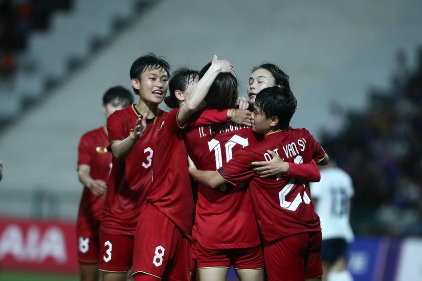Thắng chủ nh&agrave; 4-0, b&oacute;ng đ&aacute; nữ Việt Nam v&agrave;o chung kết SEA Games