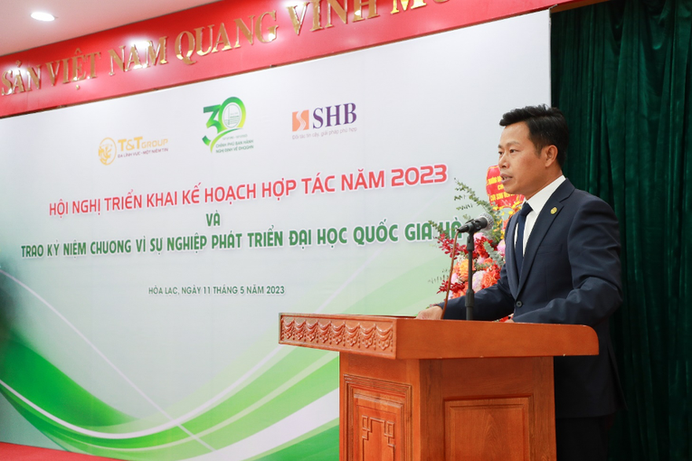 GS.TS L&ecirc; Qu&acirc;n ghi nhận v&agrave; biểu dương những đ&oacute;ng g&oacute;p, cống hiến của doanh nh&acirc;n Đỗ Quang Hiển đối với sự ph&aacute;t triển của ĐHQGHN trong nhiều năm qua.