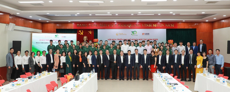 GS.TS L&ecirc; Qu&acirc;n v&agrave; doanh nh&acirc;n Đỗ Quang Hiển chụp ảnh lưu niệm với c&aacute;c thế hệ c&aacute;n bộ giảng vi&ecirc;n, sinh vi&ecirc;n ĐHQGHN.