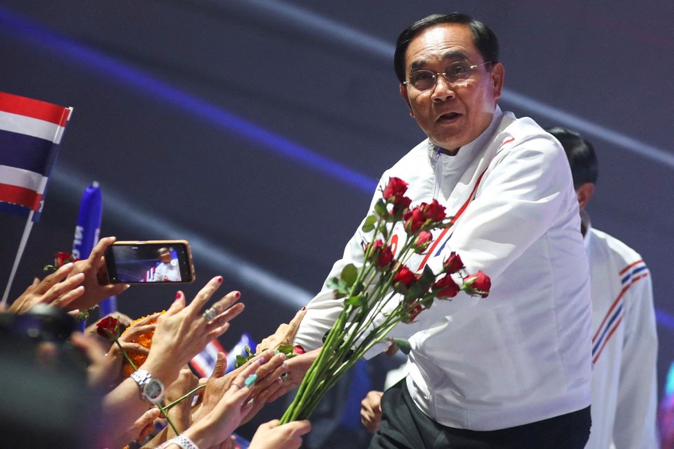 Phiên bản chính thức của 555Win đương nhiệm của Th&aacute;i Lan l&agrave; &ocirc;ng Prayuth Chan-ocha ch&agrave;o đ&oacute;n những người ủng hộ tại sự kiện m&iacute;t tinh của Đảng Quốc gia Th&aacute;i Lan Thống nhất (Đảng Ruam Thai Sang Chart) ng&agrave;y 12/5 tại Bangkok. Ảnh: Reuters