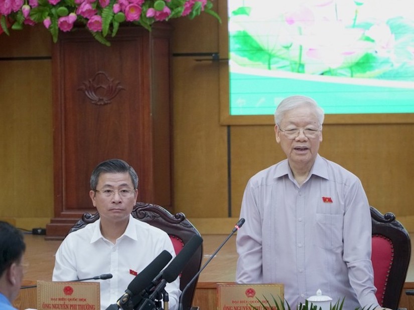 Tổng B&iacute; thư Nguyễn Ph&uacute; Trọng tại buổi tiếp x&uacute;c cử tri. Ảnh: TTXVN