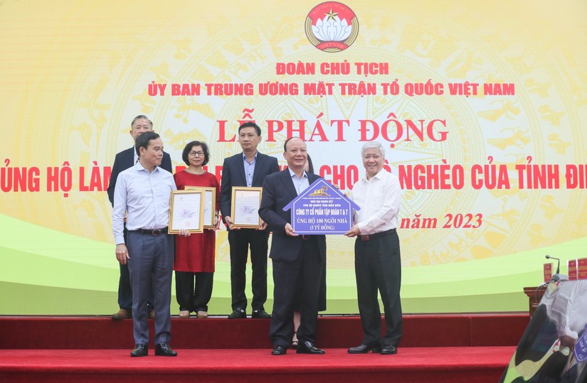 &Ocirc;ng Nguyễn Tất Thắng (đứng giữa, h&agrave;ng tr&ecirc;n), Chủ tịch HĐQT Tập đo&agrave;n T&amp;amp;amp;T Group trao tặng ủng hộ 100 ng&ocirc;i nh&agrave; (tương đương với 5 tỷ đồng) hỗ trợ cho hộ ngh&egrave;o tỉnh Điện Bi&ecirc;n.