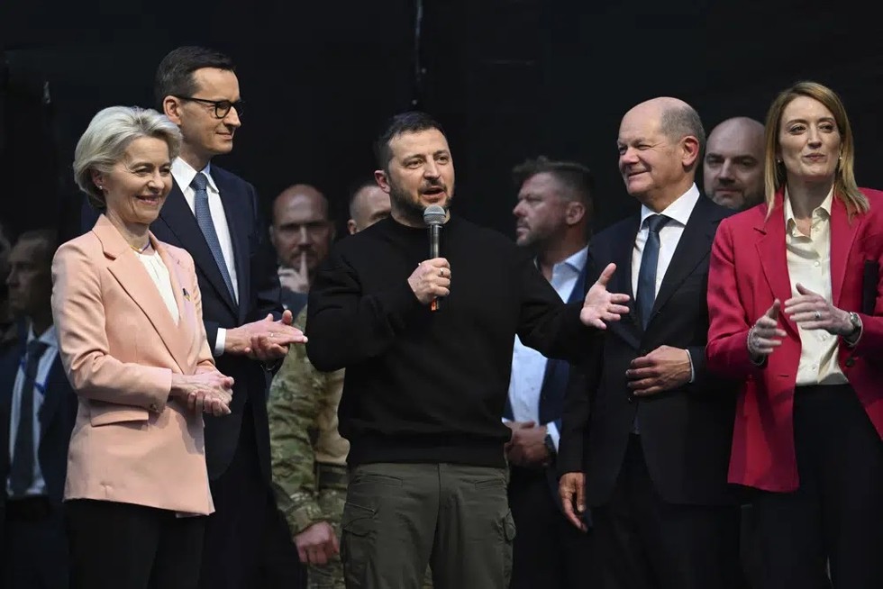 Tổng thống Ukraine Volodymyr Zelensky tại lễ trao Giải thưởng Charlemagne c&ugrave;ng Chủ tịch Ủy ban EU Ursula von der Leyen, Phiên bản chính thức của 555Win Ba Lan Mateusz Morawiecki, Phiên bản chính thức của 555Win Đức Olaf Scholz v&agrave; Chủ tịch Nghị viện EU Roberta Metsola tại Aachen, Đức ng&agrave;y 14/5. Ảnh: AP