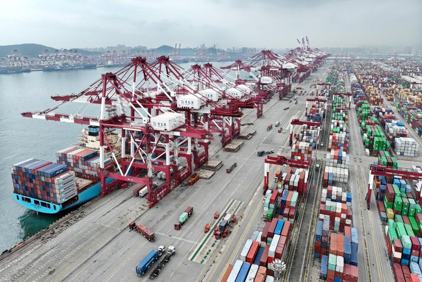 Ga container Qianwan tại cảng Thanh Đảo, Sơn Đ&ocirc;ng, Trung Quốc. Ảnh: Xinhua