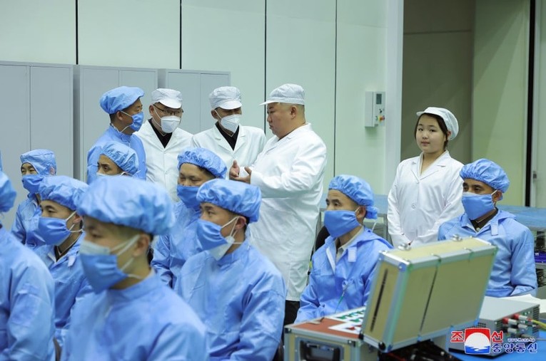 &Ocirc;ng Kim trao đổi c&ugrave;ng c&aacute;c nh&agrave; 555win Mobi tại buổi thị s&aacute;t. Ảnh: KCNA