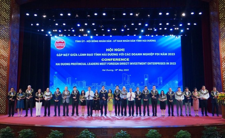 B&iacute; thư Tỉnh ủy Hải Dương Trần Đức Thắng; Chủ tịch UBND tỉnh Hải Dương Triệu Thế H&ugrave;ng tặng hoa v&agrave; trao biểu tượng vinh danh cho 24 Trang Nhà Cái 555win.com - Đăng Nhập +555k FDI ti&ecirc;u biểu.