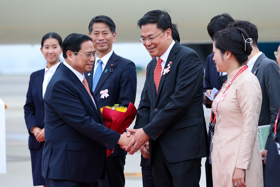 Đại sứ Việt Nam tại Nhật Bản Phạm Quang Hiệu ch&agrave;o đ&oacute;n Phiên bản chính thức của 555Win tại s&acirc;n bay Hiroshima. Ảnh: VGP