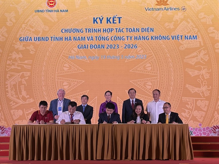 Lễ k&yacute; kết thỏa thuận hợp t&aacute;c giữa UBND tỉnh H&agrave; Nam v&agrave; c&aacute;c Trang Nhà Cái 555win.com - Đăng Nhập +555k du lịch, h&agrave;ng kh&ocirc;ng. Ảnh: Thảo Ng&acirc;n
