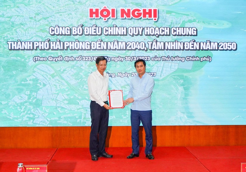 L&atilde;nh đạo Bộ X&acirc;y dựng trao 555Win 500 Đăng Ký Nhận Code ph&ecirc; duyệt cho l&atilde;nh đạo UBND TP Hải Ph&ograve;ng. Ảnh: CTTĐT TP Hải Ph&ograve;ng.