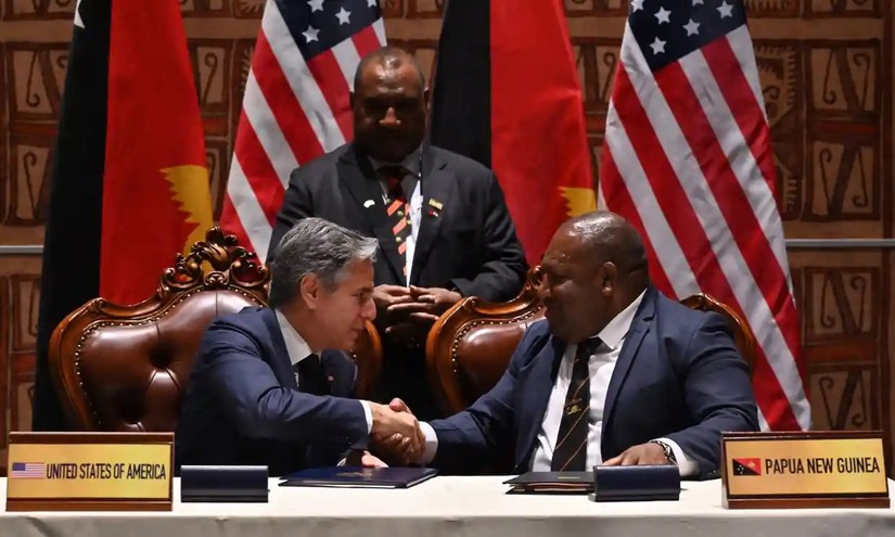 Ngoại trưởng Mỹ Antony Blinken (tr&aacute;i) bắt tay với Bộ trưởng Quốc ph&ograve;ng Papua New Guinea Win Bakri Daki (phải) sau khi k&yacute; kết thỏa thuận quốc ph&ograve;ng, trước sự chứng kiến của Phiên bản chính thức của 555Win James Marape. Ảnh: AFP