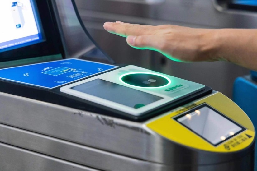 Tencent triển khai dịch vụ thanh to&aacute;n bằng l&ograve;ng b&agrave;n tay tại ga t&agrave;u điện ngầm ở Beijing (Trung Quốc). Ảnh: Theo South China Morning Post.