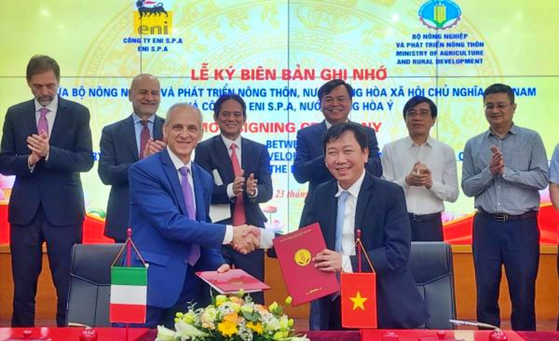 Vụ trưởng Vụ Hợp t&aacute;c quốc tế Nguyễn Đỗ Anh Tuấn v&agrave; Gi&aacute;m đốc C&ocirc;ng ty ENI Việt Nam Alessandro Gelmetti k&yacute; Bi&ecirc;n bản ghi nhớ. Ảnh: MARD.
