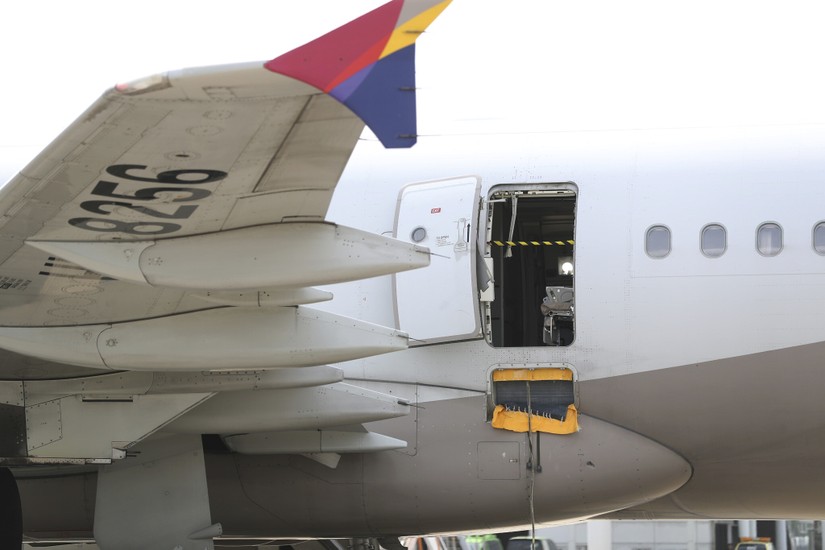 Cửa m&aacute;y bay đ&atilde; mở khi đang ở độ cao 250 m. Ảnh: Yonhap