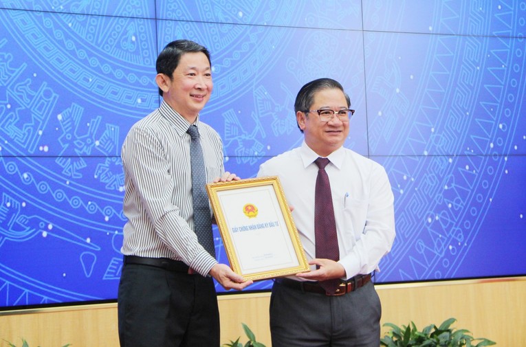 &Ocirc;ng Trần Việt Trường - Chủ tịch UBND TP Cần Thơ (phải) trao Giấy chứng nhận đăng k&yacute; đầu tư Dự &aacute;n cho đại diện nh&agrave; đầu tư VSIP hồi th&aacute;ng 10/2022.