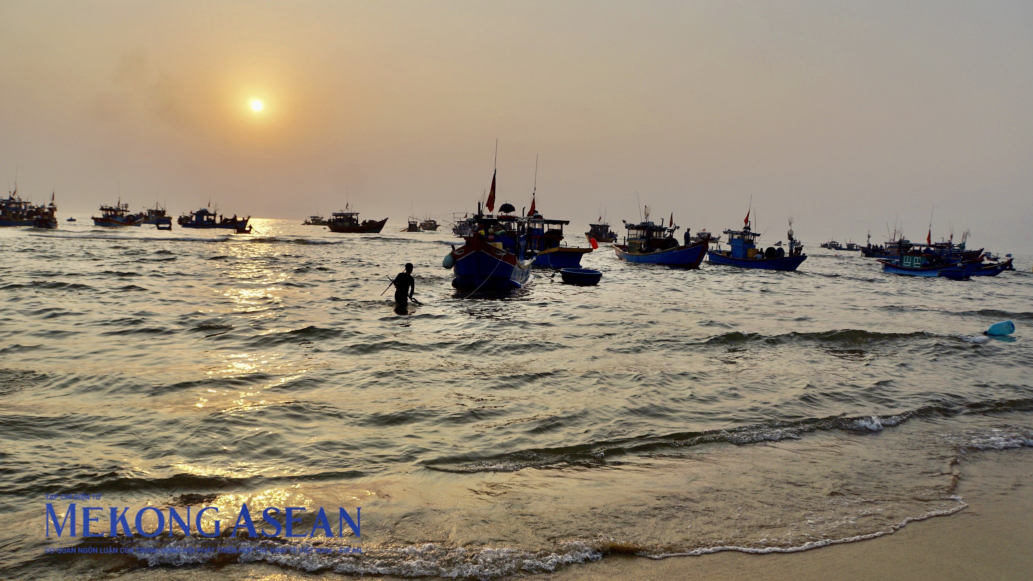 B&igrave;nh minh vị mặn m&ograve;i tr&ecirc;n l&agrave;ng ch&agrave;i nổi tiếng nhất Quảng B&igrave;nh