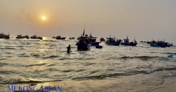 Bình minh vị mặn mòi trên làng chài nổi tiếng nhất Quảng Bình