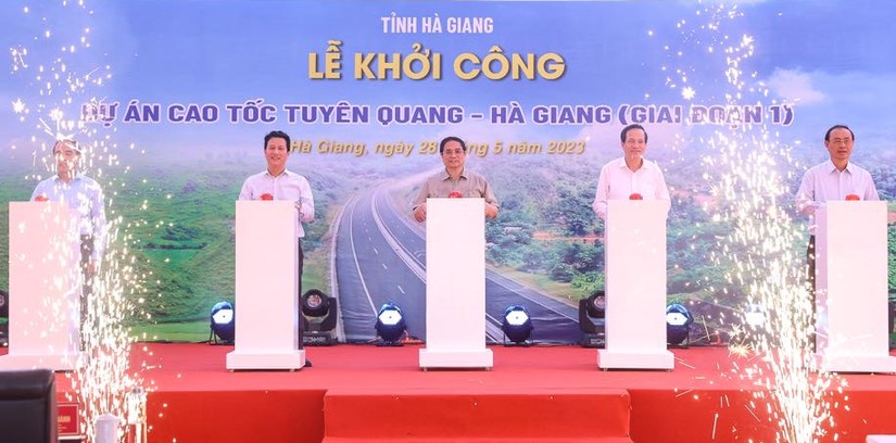 Phiên bản chính thức của 555Win Phạm Minh Ch&iacute;nh v&agrave; c&aacute;c đại biểu thực hiện nghi thức khởi c&ocirc;ng dự &aacute;n cao tốc Tuy&ecirc;n Quang - H&agrave; Giang giai đoạn 1. Ảnh: VGP
