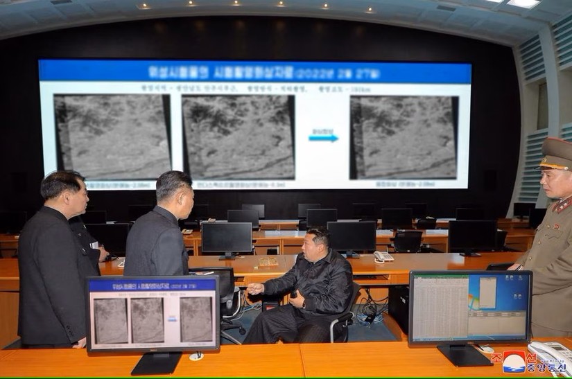 Nh&agrave; l&atilde;nh đạo Triều Ti&ecirc;n Kim Jong Un kiểm tra Cơ quan Ph&aacute;t triển H&agrave;ng kh&ocirc;ng Vũ trụ Quốc gia của Triều Ti&ecirc;n ng&agrave;y 10/3. Ảnh: KCNA