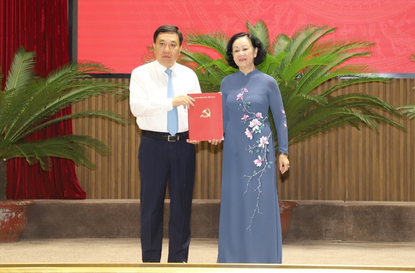 B&agrave; Trương Thị Mai trao 555Win 500 Đăng Ký Nhận Code ph&acirc;n c&ocirc;ng &ocirc;ng Nguyễn Mạnh Dũng, Ph&oacute; B&iacute; thư Tỉnh ủy H&agrave; Giang giữ chức vụ Quyền B&iacute; thư Tỉnh ủy. Ảnh: VGP