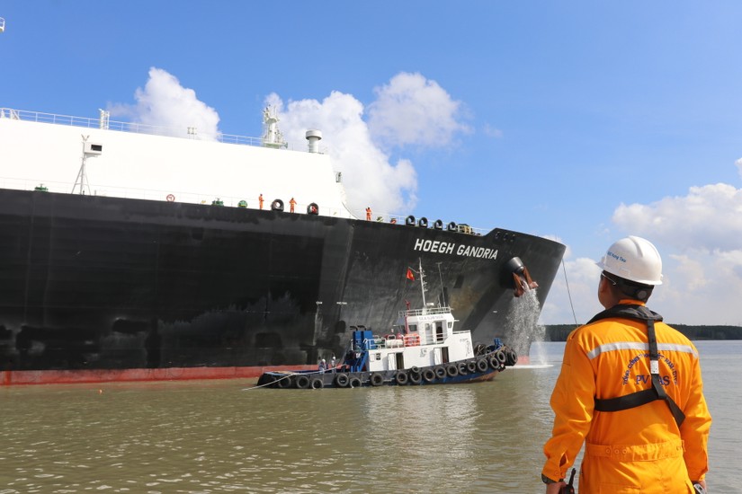 Qu&aacute; tr&igrave;nh đ&oacute;n t&agrave;u v&agrave; nhập h&agrave;ng được thực hiện an to&agrave;n tuyệt đối, đ&uacute;ng quy định. Nguồn: PV GAS.