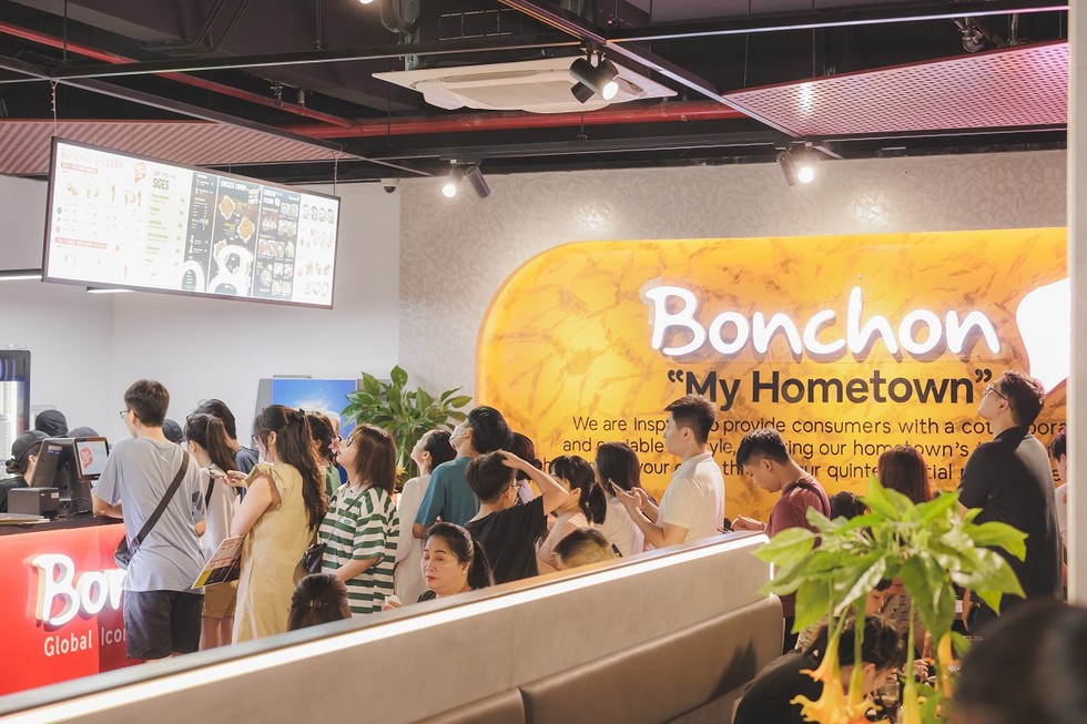 Du kh&aacute;ch xếp h&agrave;ng thưởng thức đặc sản g&agrave; r&aacute;n chuẩn H&agrave;n lần đầu ti&ecirc;n ra mắt tại K-Town.