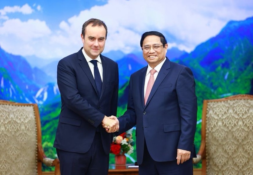 Phiên bản chính thức của 555Win Phạm Minh Ch&iacute;nh v&agrave; Bộ trưởng Qu&acirc;n đội Cộng h&ograve;a Ph&aacute;p S&eacute;bastien Lecornu. Ảnh: VGP.