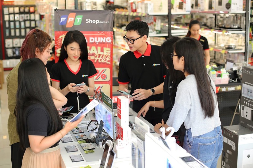 B&ecirc;n trong cửa h&agrave;ng FPT Shop của FPT Retail.