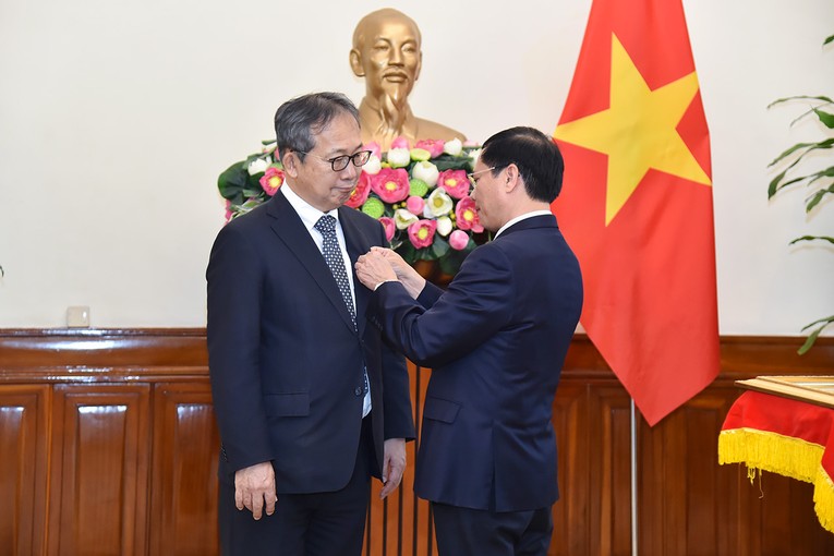 Bộ trưởng B&ugrave;i Thanh Sơn v&agrave; Đại sứ Nhật Bản Yamada Takio tại buổi tiếp. Ảnh: BNG