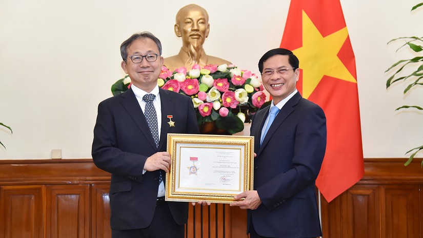 Bộ trưởng Ngoại giao B&ugrave;i Thanh trao tặng Kỷ niệm chương &ldquo;V&igrave; sự nghiệp ngoại giao Việt Nam&rdquo; cho Đại sứ đặc mệnh to&agrave;n quyền Nhật Bản tại Việt Nam Yamada Takio. Ảnh: BNG