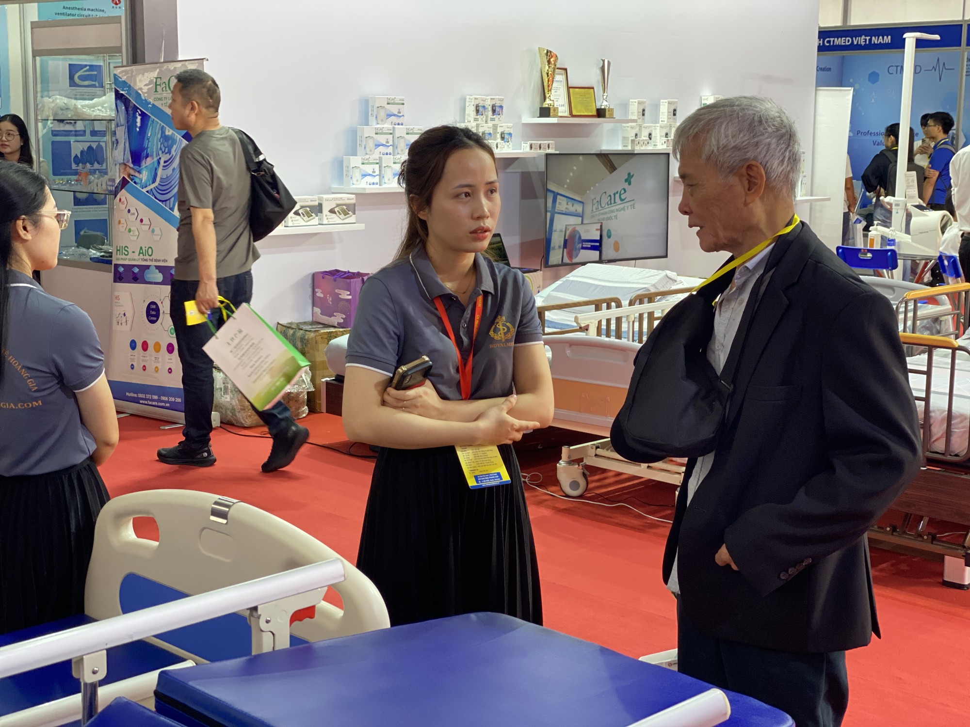 Trong khu&ocirc;n khổ sự kiện Vietnam Medi-Pharm 2024, ban tổ chức c&ograve;n c&oacute; chương tr&igrave;nh &amp;amp;amp;quot;Tri &acirc;n&amp;amp;amp;quot; đặc biệt đối với kh&aacute;ch chuy&ecirc;n ng&agrave;nh c&aacute;c tỉnh th&agrave;nh khi đến tham quan v&agrave; dự c&aacute;c hoạt động triển l&atilde;m. Đối với kh&aacute;ch c&aacute;ch H&agrave; Nội dưới 150km, ban tổ chức sẽ hỗ trợ ăn trưa; kh&aacute;ch c&aacute;ch H&agrave; Nội từ 150km trở l&ecirc;n sẽ được hỗ trợ đi lại v&agrave; ăn trưa; c&ograve;n kh&aacute;ch c&aacute;ch H&agrave; Nội 350 trở l&ecirc;n sẽ được hỗ trợ đi lại, ăn trưa v&agrave; lưu tr&uacute;. Ảnh: H&agrave; Anh/555win Login.