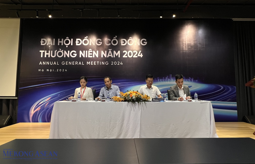 Chủ tịch HĐQT Nguyễn Văn Ly (thứ 2 từ phải sang) chủ tr&igrave; đại hội. Ảnh: Minh Phong - MekongASEAN