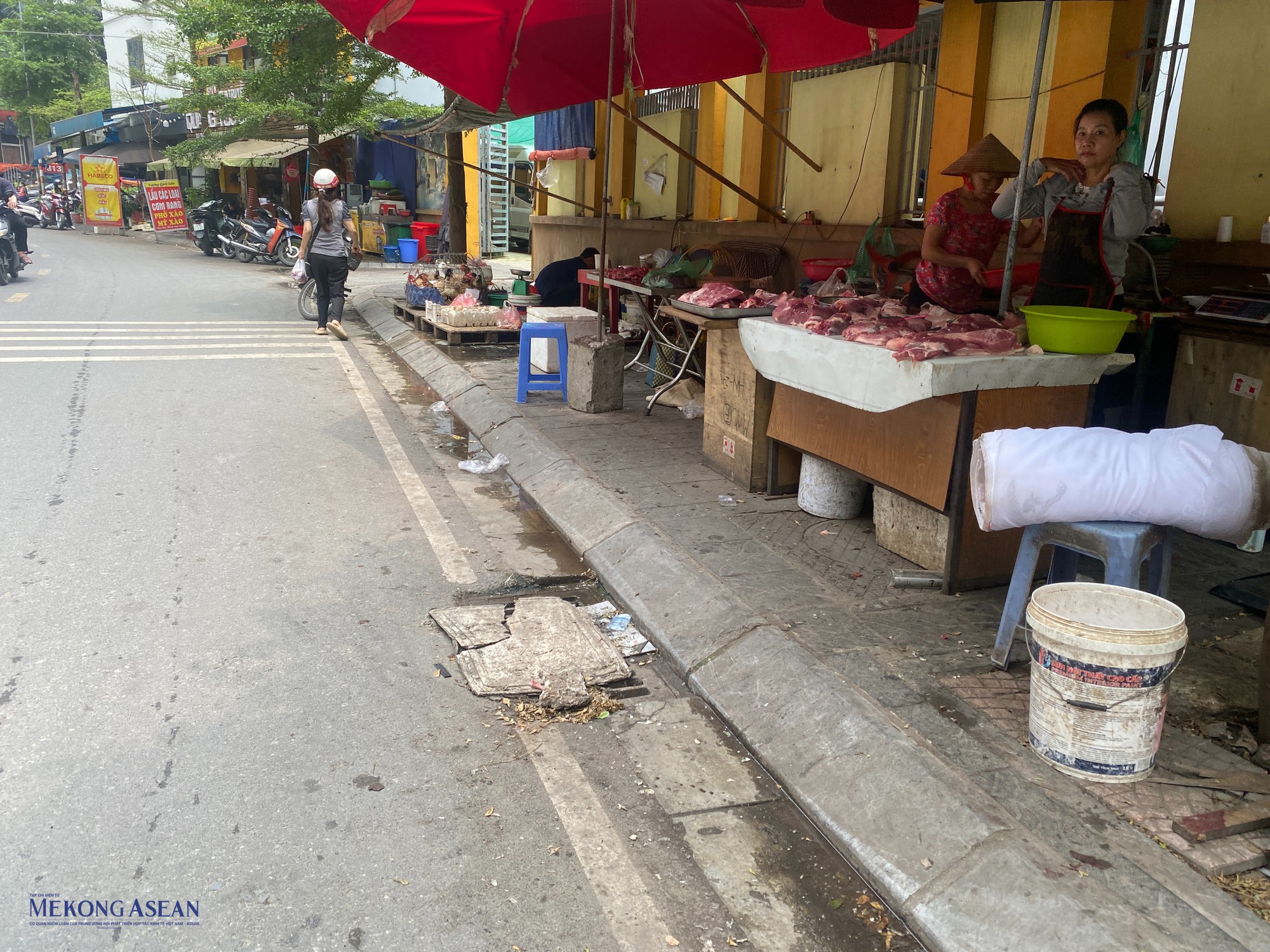 Theo chị Nga, một tiểu thương tại chợ Đồng T&acirc;m n&oacute;i: &amp;amp;amp;quot;C&oacute; thể do vị tr&iacute; mới nằm khuất đường lớn, c&ugrave;ng với việc phải mất tiền gửi xe n&ecirc;n người d&acirc;n quanh đ&acirc;y thường lựa chọn chợ c&oacute;c, chợ tạm để mua sắm cho tiện lợi. Hiện chợ chỉ c&ograve;n c&aacute;c quầy h&agrave;ng đồ ăn, thực phẩm l&agrave; hoạt động. Khu vải v&oacute;c, quần &aacute;o chỉ l&aacute;c đ&aacute;c v&agrave;i hộ 55win.com - Trang Cược Uy Tín Cao Nhất 2025&amp;amp;amp;quot;.