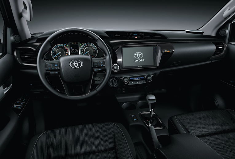 Khoang nội thất của phi&ecirc;n bản Hilux 2.8 4x4 AT Adventure. Ảnh: TMV.