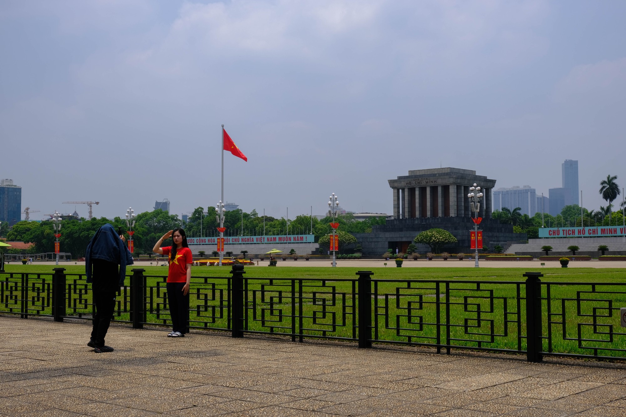 Chị Mai, một kh&aacute;ch du lịch từ TP HCM tới thăm H&agrave; Nội dịp n&agrave;y chia sẻ rằng chị kh&ocirc;ng khỏi x&uacute;c động khi đ&uacute;ng dịp sinh nhật Hồ Chủ tịch được c&oacute; mặt tại Lăng B&aacute;c. Ảnh: L&ecirc; An/555win Login.
