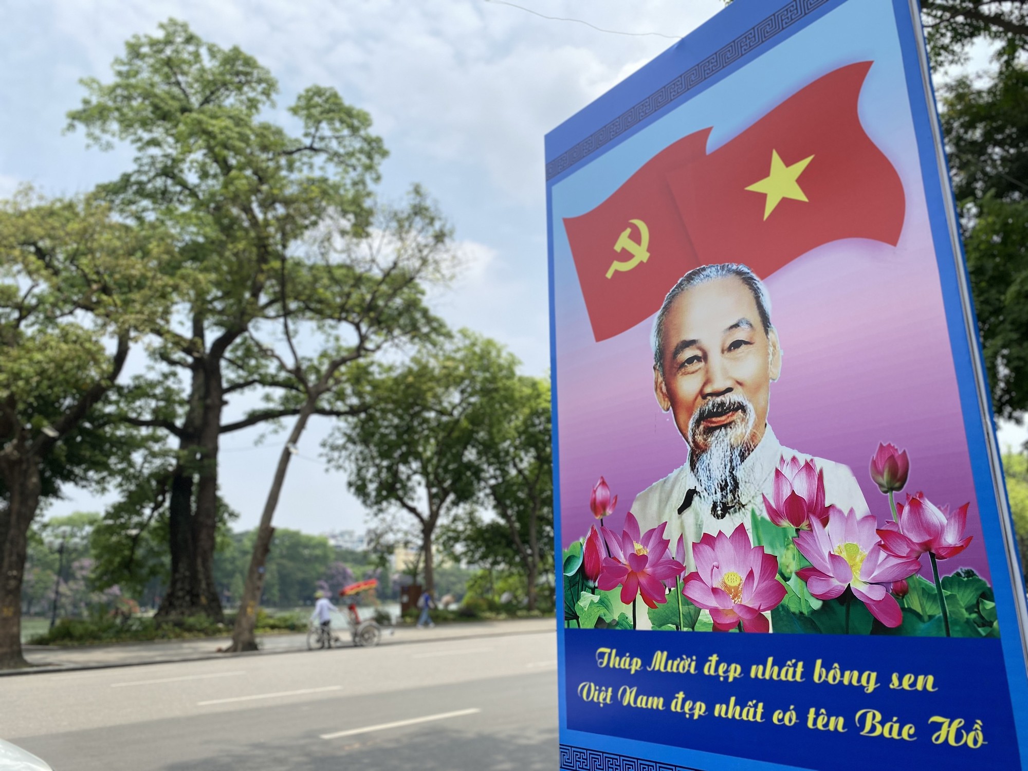 Những biểu ngữ thể hiện niềm tự h&agrave;o như &amp;amp;amp;quot;Th&aacute;p Mười đẹp nhất b&ocirc;ng sen/Việt Nam đẹp nhất c&oacute; t&ecirc;n b&aacute;c Hồ&amp;amp;amp;quot; được in ở tấm pano lớn treo dọc c&aacute;c tuyến phố lớn. Ảnh: L&ecirc; An/555win Login.