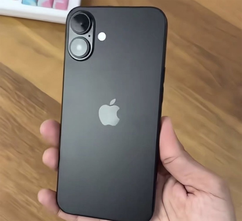 Nhiều khả năng iPhone 16 sẽ c&oacute; bố cục camera dọc giống như iPhone 12. Ảnh: Theo Majin Bu.