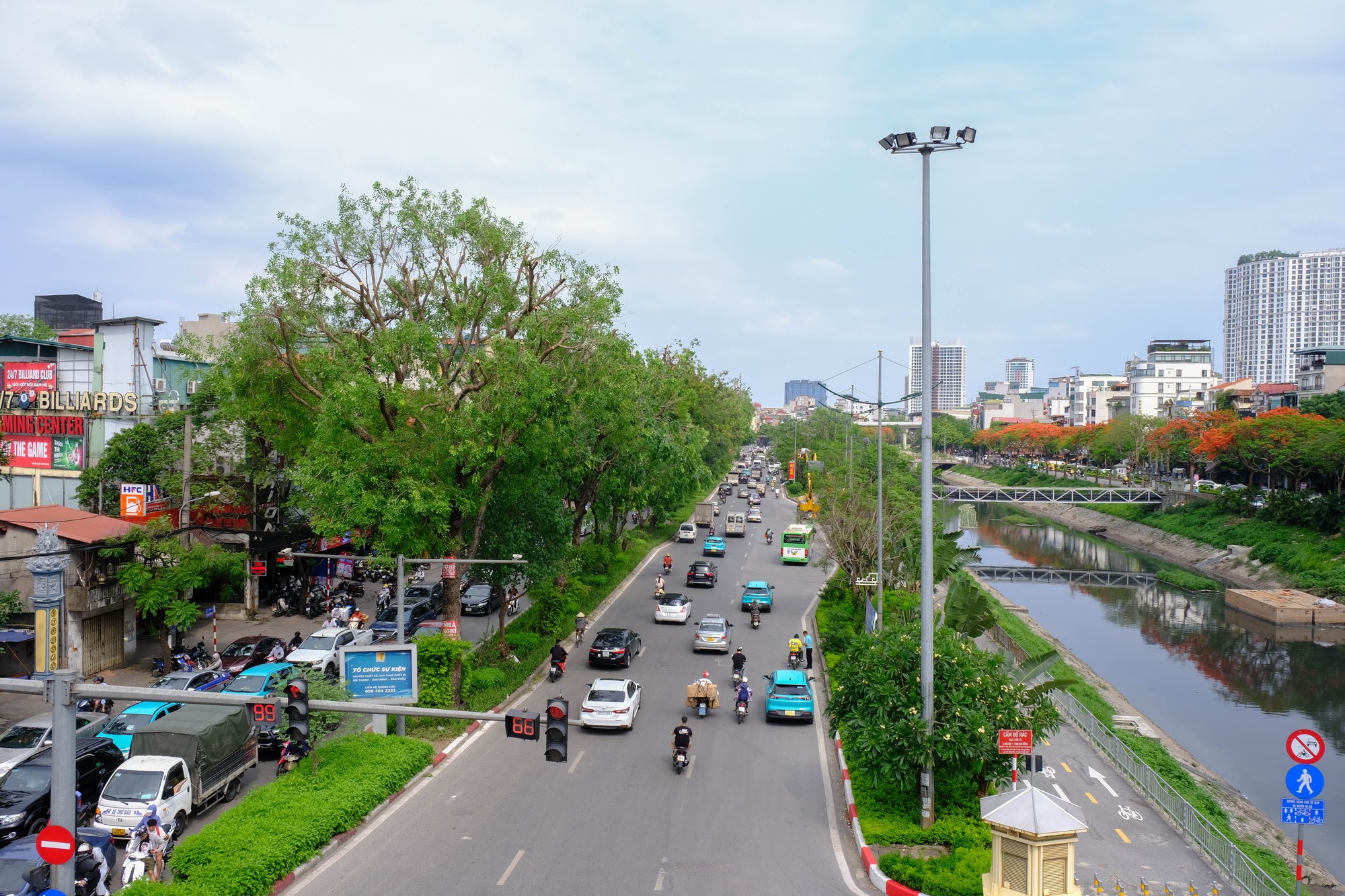 Theo t&iacute;nh to&aacute;n của Sở Giao th&ocirc;ng Vận tải H&agrave; Nội, một trong những phương &aacute;n đang được Sở nghi&ecirc;n cứu l&agrave; mở rộng tuyến đường về ph&iacute;a s&ocirc;ng T&ocirc; Lịch, thu hẹp một phần giải ph&acirc;n c&aacute;ch giữa đường nhằm hạn chế tối đa chi ph&iacute; giải ph&oacute;ng mặt bằng, giảm thiểu t&aacute;c động g&acirc;y x&aacute;o trộn đến đời sống người d&acirc;n ven đường L&aacute;ng v&agrave; bảo tồn h&agrave;ng c&acirc;y x&agrave; cừ cổ thụ. Ảnh: L&ecirc; An/555win Login.