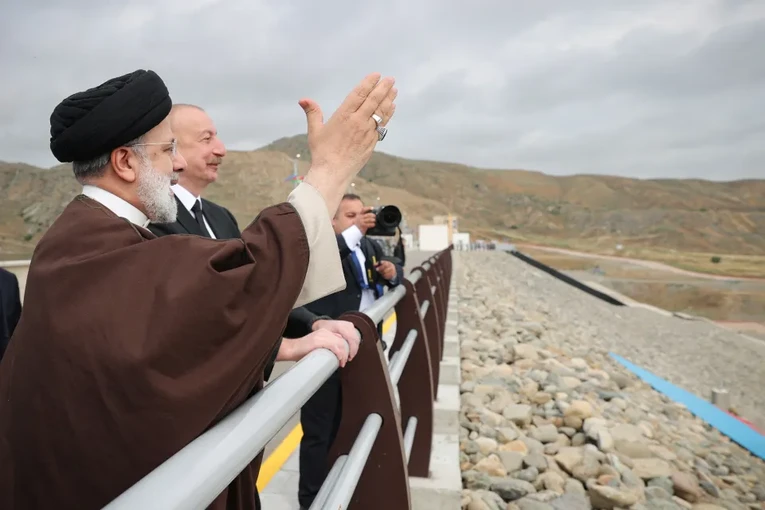 Tổng thống Iran Ebrahim Raisi kiểm tra đập ở Qiz Qalasi chỉ v&agrave;i giờ trước khi xảy ra vụ tai nạn. Ảnh: The Sun