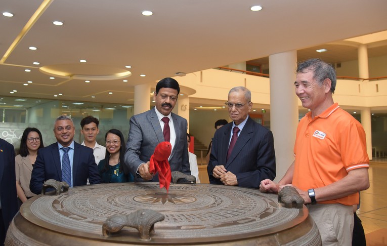 Narayana Murthy tới thăm c&aacute;c đơn vị của FPT.