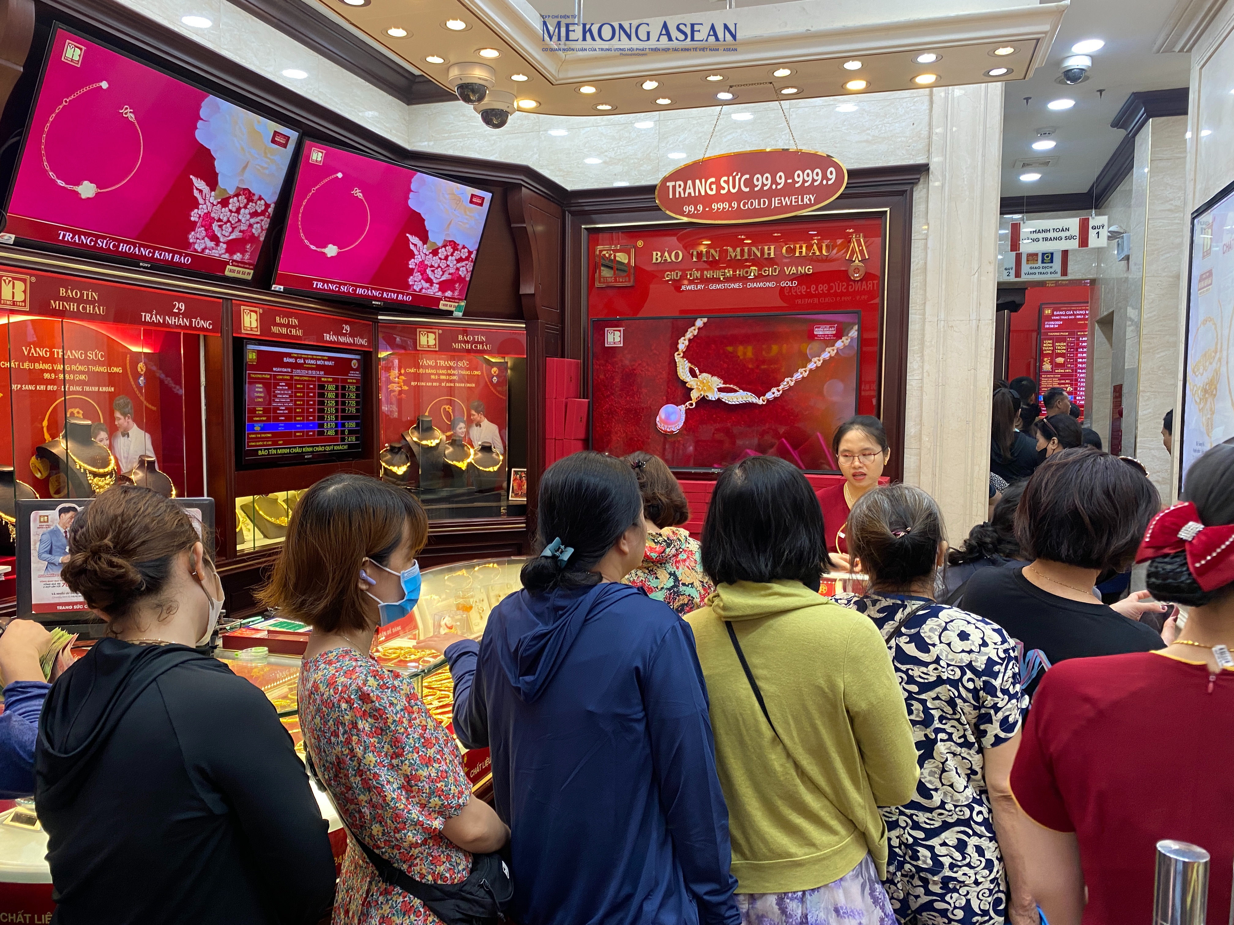 Người d&acirc;n xếp h&agrave;ng mua b&aacute;n v&agrave;ng, cửa h&agrave;ng th&ocirc;ng b&aacute;o 'tạm ngừng b&aacute;n ra'