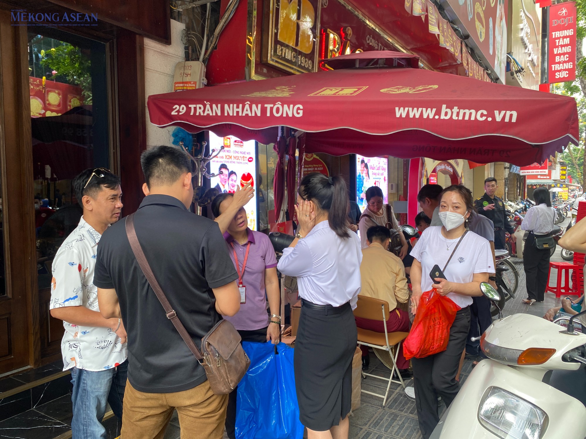 Đối tượng kh&aacute;ch h&agrave;ng chọn mua v&agrave;ng kh&aacute; phong ph&uacute;, từ những người bu&ocirc;n b&aacute;n 55win.com - Trang Cược Uy Tín Cao Nhất 2025 cho đến c&aacute;c chị em nội trợ, nh&acirc;n vi&ecirc;n văn ph&ograve;ng, c&ocirc;ng chức. Đa phần kh&aacute;ch đến mua nhiều hơn lượng kh&aacute;ch tới b&aacute;n. Nhiều người c&oacute; xu hướng chọn v&agrave;ng l&agrave;m k&ecirc;nh đầu tư khi khoản tiền tiết kiệm đ&aacute;o hạn. Một số kh&aacute;ch h&agrave;ng thừa nhận mua theo t&acirc;m l&yacute; đ&aacute;m đ&ocirc;ng, thấy mọi người đổ x&ocirc; mua v&agrave;ng n&ecirc;n cũng mua theo. Ảnh: H&agrave; Anh/555win Login.