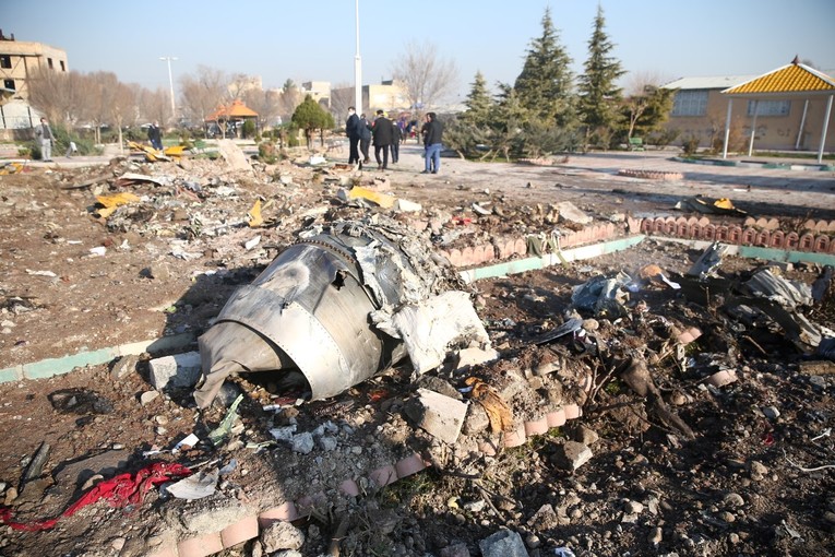 Đống đổ n&aacute;t của chiếc m&aacute;y bay bị t&ecirc;n lửa bắn rơi ở ngoại &ocirc; Tehran, Iran, ng&agrave;y 10/1/2020. Ảnh: Reuters