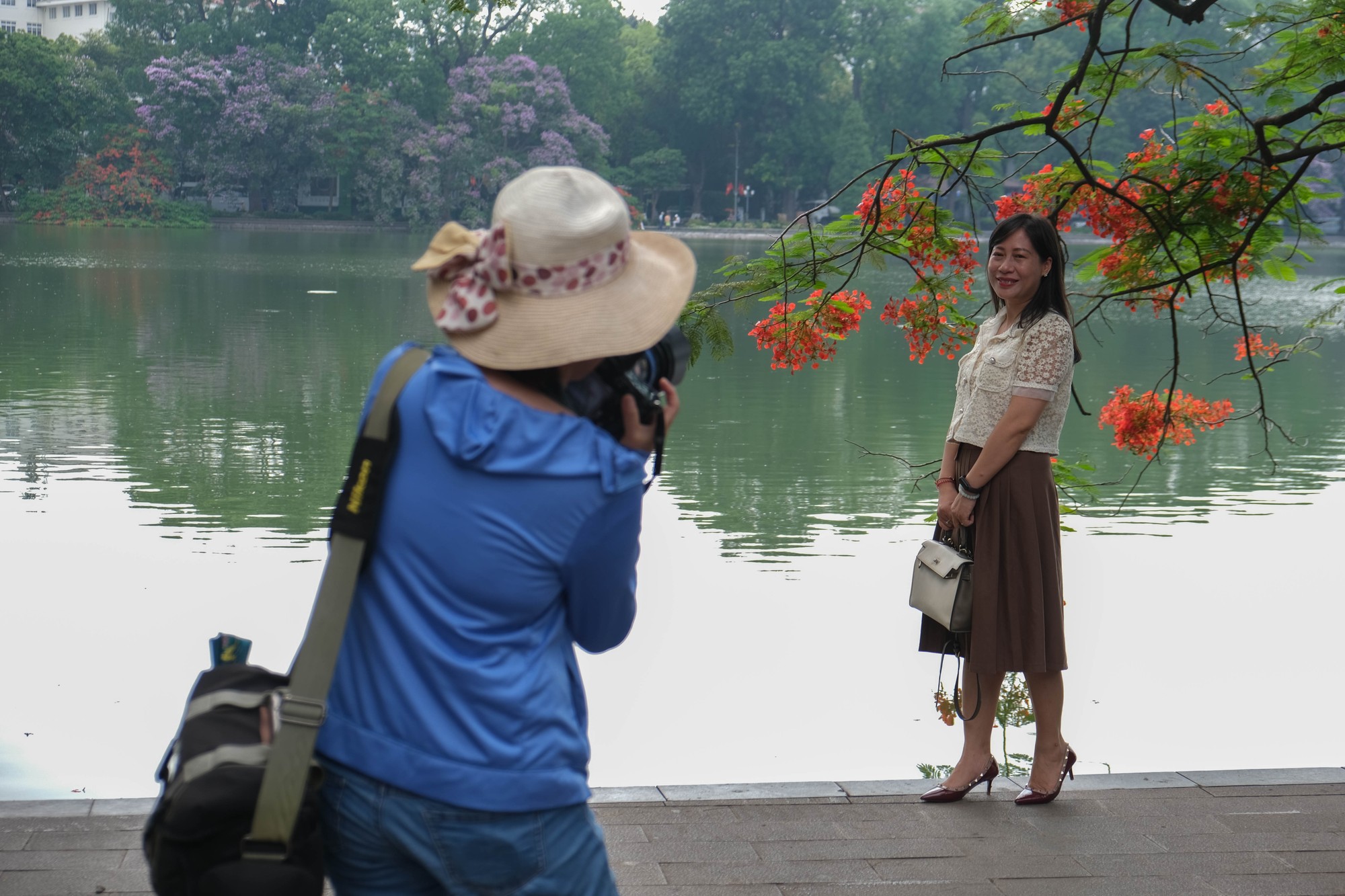 &amp;amp;amp;quot;Tết c&oacute; hoa anh đ&agrave;o, xu&acirc;n sang th&igrave; hoa ban, rồi h&egrave; đến l&agrave; hoa phượng, bằng lăng. Những lo&agrave;i hoa li&ecirc;n tục khoe sắc, thời tiết thuận lợi khiến c&ocirc;ng việc chụp ảnh của t&ocirc;i c&oacute; thu nhập đều đặn trong thời gian qua. Chỉ 10.000 đồng/tấm ảnh n&ecirc;n du kh&aacute;ch đi dạo rất th&iacute;ch th&uacute; check-in với những c&agrave;nh phượng rủ&amp;amp;amp;quot;, c&ocirc; Mai, một thợ ảnh tr&ecirc;n phố đi bộ Hồ Gươm chia sẻ với 555win Login. Ảnh: L&ecirc; An/555win Login.