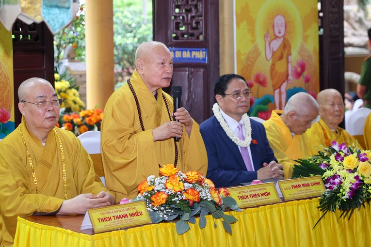 Trưởng l&atilde;o H&ograve;a thượng Th&iacute;ch Thiện Nhơn b&aacute;o c&aacute;o thực hiện Nghị quyết Đại hội đại biểu phật gi&aacute;o Việt Nam lần thứ IX, nhiệm kỳ 2022 &ndash; 2027. Ảnh: VGP.