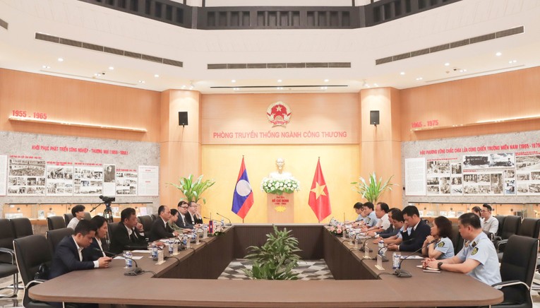 To&agrave;n cảnh buổi l&agrave;m việc. Ảnh: Tổng cục Quản l&yacute; thị trường