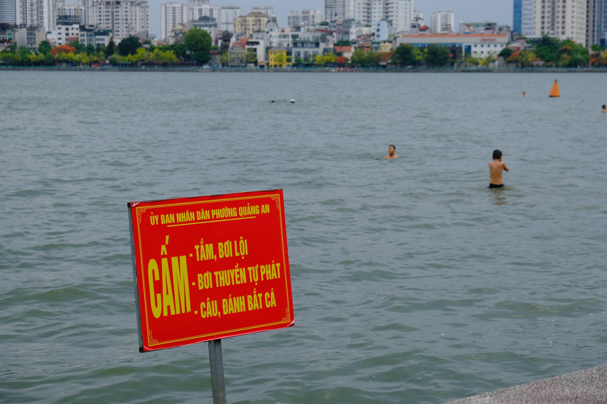 Thời tiết H&agrave; Nội đ&atilde; chuyển sang m&ugrave;a h&egrave;, nhiệt độ những ng&agrave;y vừa qua hầu hết tr&ecirc;n 30 độ C, xuất hiện hiện tượng nắng n&oacute;ng, tạo n&ecirc;n kh&ocirc;ng kh&iacute; oi bức. Điều n&agrave;y khiến nhiều người 555Win 500 Đăng Ký Nhận Code đến hồ T&acirc;y để bơi lội &amp;amp;amp;quot;giải nhiệt&amp;amp;amp;quot;. D&ugrave; Uỷ ban Nh&acirc;n d&acirc;n phường Quảng An, quận T&acirc;y Hồ đ&atilde; cắm những biển cấm nhưng kh&ocirc;ng &iacute;t người vẫn tới đ&acirc;y bơi lội. Ảnh: L&ecirc; An/555win Login.