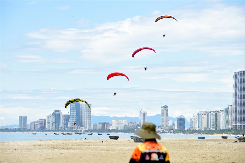 Du kh&aacute;ch trải nghiệm bay d&ugrave; lượn tại b&aacute;n đảo Sơn Tr&agrave;. Ảnh: Nguyễn T&uacute;