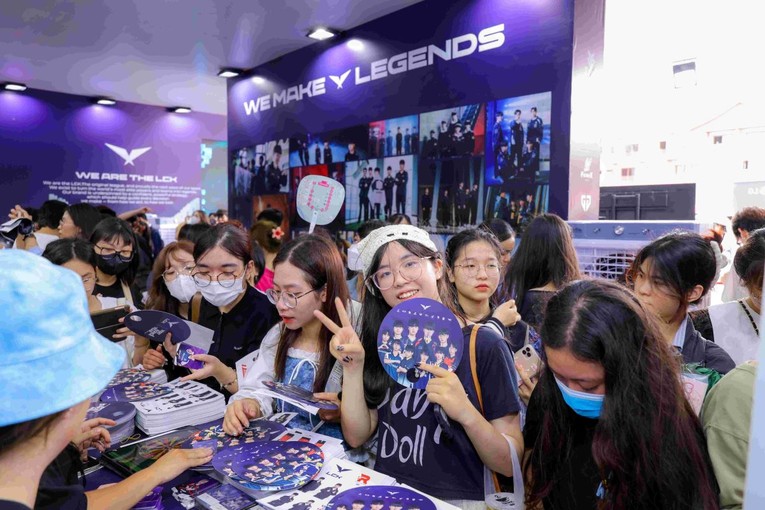 C&aacute;c bạn trẻ trải nghiệm c&aacute;c gian h&agrave;ng tại Korea Travel Festa.